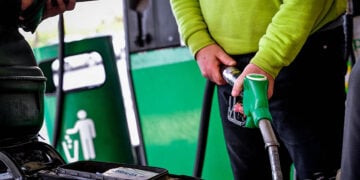Στιγμιότυπo από πρατήριo καυσίμων στην Αθήνα (φωτ.: EUROKINISSI / Τατιάνα Μπόλαρη)