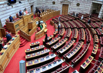 Με άδεια έδρανα τίμησε η Βουλή τη 14η Σεπτεμβρίου (φωτ.: EUROKINISSI / Γιώργος Κονταρίνης)