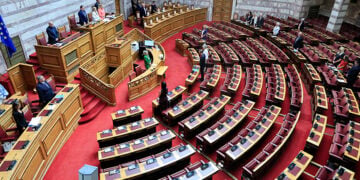 Με άδεια έδρανα τίμησε η Βουλή τη 14η Σεπτεμβρίου (φωτ.: EUROKINISSI / Γιώργος Κονταρίνης)