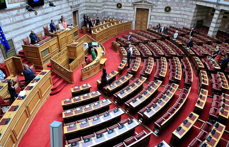 Με άδεια έδρανα τίμησε η Βουλή τη 14η Σεπτεμβρίου (φωτ.: EUROKINISSI / Γιώργος Κονταρίνης)