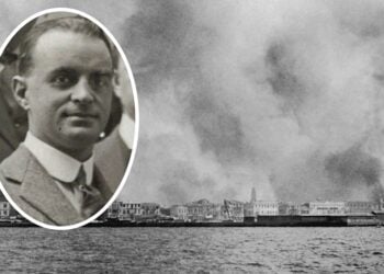 Ένθετη φωτό: Ο Βρετανός δημοσιογράφος Τζορτζ Γουόρντ Πράις, ανταποκριτής της Daily Mail, το 1919 (φωτ.: Lieut. Strohmeyer, U.S. Army Signal Corps / Wikimedia Commons, Public Domain) – Φόντο η Καταστροφή της Σμύρνης το 1922 (φωτ. Public domain).