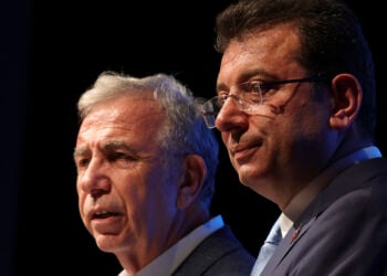 Ο Μανσούρ Γιαβ'ας με τον Εκρέμ Ιμάμογλου το 2023 (φωτ.: EPA / Manuel de Almeida)