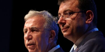 Ο Μανσούρ Γιαβ'ας με τον Εκρέμ Ιμάμογλου το 2023 (φωτ.: EPA / Manuel de Almeida)