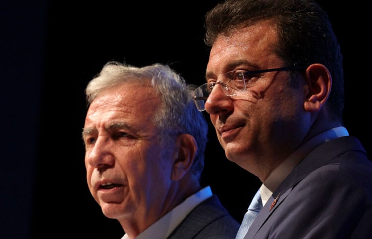 Ο Μανσούρ Γιαβ'ας με τον Εκρέμ Ιμάμογλου το 2023 (φωτ.: EPA / Manuel de Almeida)