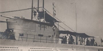 Άνδρες του πληρώματος στο κατάστρωμα του «Κατσώνης», με τον πυργίσκο και το πυροβόλο του υποβρυχίου να διακρίνονται καθαρά (φωτ.: Ναυτικό Μουσείο της Ελλάδος / Facebook)