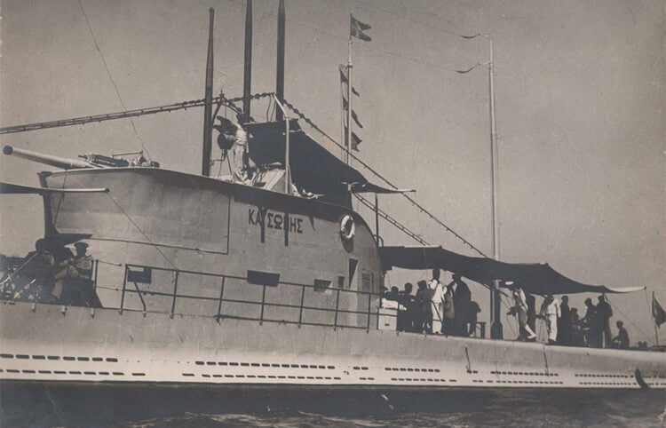 Άνδρες του πληρώματος στο κατάστρωμα του «Κατσώνης», με τον πυργίσκο και το πυροβόλο του υποβρυχίου να διακρίνονται καθαρά (φωτ.: Ναυτικό Μουσείο της Ελλάδος / Facebook)