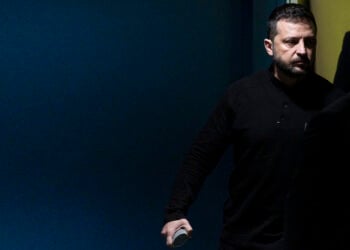 Ο Βολοντίμιρ Ζελένσκι στη Νέα Υόρκη, στην έδρα των Ηνωμένων Εθνών, λίγο προτού ανέβει στο βήμα της 79ης Γενικής Συνέλευσης. 25 Σεπτεμβρίου 2024 (φωτ.: EPA / Justin Lane)