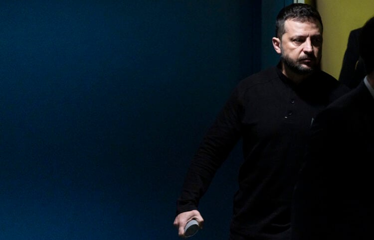 Ο Βολοντίμιρ Ζελένσκι στη Νέα Υόρκη, στην έδρα των Ηνωμένων Εθνών, λίγο προτού ανέβει στο βήμα της 79ης Γενικής Συνέλευσης. 25 Σεπτεμβρίου 2024 (φωτ.: EPA / Justin Lane)