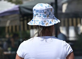 Υψηλές θερμοκρασίες αναμένονται και σήμερα (φωτ.: EUROKINISSI / Μιχάλης Παπανικολάου)