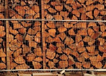Στοίβα με καυσόξυλα.
(φωτ.: ΓΙΩΡΓΟΣ ΚΟΝΤΑΡΙΝΗΣ/EUROKINISSI)