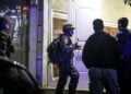 Σε ταράτσα πολυκατοικίας στην οδό Νέστορος στην Νίκαια, εντοπίστηκε παλιός οπλισμός.Επιχείρηση των ΤΕΕΜ για την παραλαβή τους, Σάββατο 17 Οκτωβρίου 2026 (φωτ.: ΔΑΝΑΗ ΔΑΥΛΟΠΟΥΛΟΥ/EUROKINISSI)