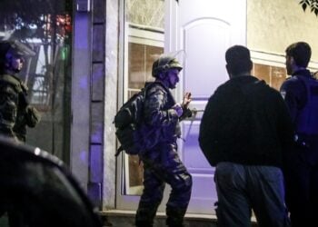 Σε ταράτσα πολυκατοικίας στην οδό Νέστορος στην Νίκαια, εντοπίστηκε παλιός οπλισμός.Επιχείρηση των ΤΕΕΜ για την παραλαβή τους, Σάββατο 17 Οκτωβρίου 2026 (φωτ.: ΔΑΝΑΗ ΔΑΥΛΟΠΟΥΛΟΥ/EUROKINISSI)