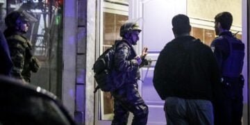 Σε ταράτσα πολυκατοικίας στην οδό Νέστορος στην Νίκαια, εντοπίστηκε παλιός οπλισμός.Επιχείρηση των ΤΕΕΜ για την παραλαβή τους, Σάββατο 17 Οκτωβρίου 2026 (φωτ.: ΔΑΝΑΗ ΔΑΥΛΟΠΟΥΛΟΥ/EUROKINISSI)