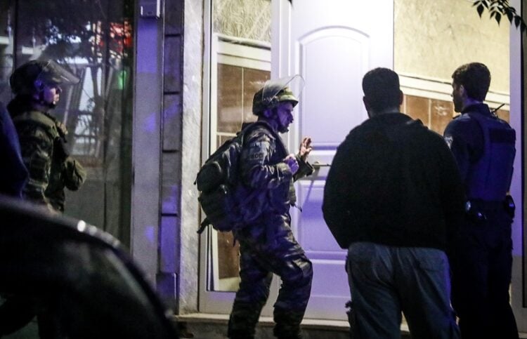 Σε ταράτσα πολυκατοικίας στην οδό Νέστορος στην Νίκαια, εντοπίστηκε παλιός οπλισμός.Επιχείρηση των ΤΕΕΜ για την παραλαβή τους, Σάββατο 17 Οκτωβρίου 2026 (φωτ.: ΔΑΝΑΗ ΔΑΥΛΟΠΟΥΛΟΥ/EUROKINISSI)