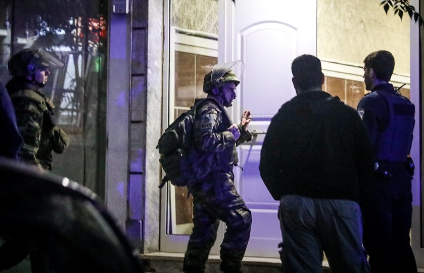 Σε ταράτσα πολυκατοικίας στην οδό Νέστορος στην Νίκαια, εντοπίστηκε παλιός οπλισμός.Επιχείρηση των ΤΕΕΜ για την παραλαβή τους, Σάββατο 17 Οκτωβρίου 2026 (φωτ.: ΔΑΝΑΗ ΔΑΥΛΟΠΟΥΛΟΥ/EUROKINISSI)