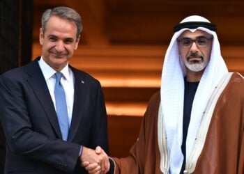 Συνάντηση του Πρωθυπουργού Κυριάκου Μητσοτάκη με τον Πρίγκιπα Διάδοχο του Άμπου Ντάμπι, Σεΐχη Khaled bin Mohamed bin Zayed Al Nahyan, στο Μέγαρο Μαξίμου (φωτ.: ΤΑΤΙΑΝΑ ΜΠΟΛΑΡΗ / EUROKINISSI)