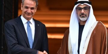 Συνάντηση του Πρωθυπουργού Κυριάκου Μητσοτάκη με τον Πρίγκιπα Διάδοχο του Άμπου Ντάμπι, Σεΐχη Khaled bin Mohamed bin Zayed Al Nahyan, στο Μέγαρο Μαξίμου (φωτ.: ΤΑΤΙΑΝΑ ΜΠΟΛΑΡΗ / EUROKINISSI)