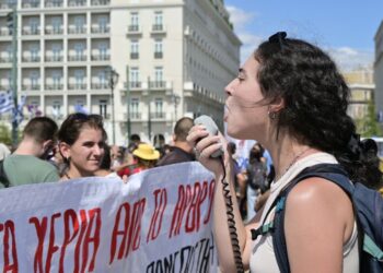 Στιγμιότυπο από πρόσφατη στάση εργασίας της ΑΔΕΔΥ και συγκέντρωση διαμαρτυρίας στο Σύνταγμα (φωτ.: Μιχάλης Παπανικολάου/EUROKINISSI)