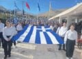 Η σημαία με τους μαθητές στο στρατιωτικό νεκροταφείο στους Βουλιάρατες (φωτ.: ΑΠΕ-ΜΠΕ/Μαίρη Τζώρα)