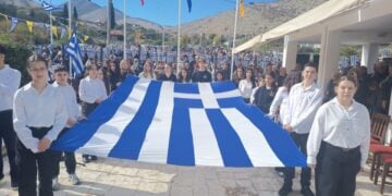 Η σημαία με τους μαθητές στο στρατιωτικό νεκροταφείο στους Βουλιάρατες (φωτ.: ΑΠΕ-ΜΠΕ/Μαίρη Τζώρα)