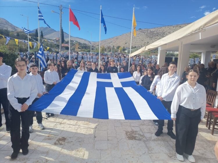 Η σημαία με τους μαθητές στο στρατιωτικό νεκροταφείο στους Βουλιάρατες (φωτ.: ΑΠΕ-ΜΠΕ/Μαίρη Τζώρα)