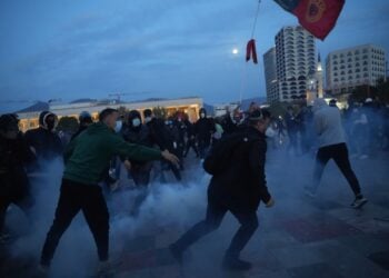Aντικυβερνητικές διαδηλώσεις πραγματοποιήθηκαν, χθες, για 12η ημέρα στα Tίρανα, με επίκεντρο την κεντρική πλατεία της αλβανικής πρωτεύουσας (φωτ.: Αντώνης Ζουριδάκης/ EUROKINISSI)