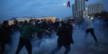 Aντικυβερνητικές διαδηλώσεις πραγματοποιήθηκαν, χθες, για 12η ημέρα στα Tίρανα, με επίκεντρο την κεντρική πλατεία της αλβανικής πρωτεύουσας (φωτ.: Αντώνης Ζουριδάκης/ EUROKINISSI)