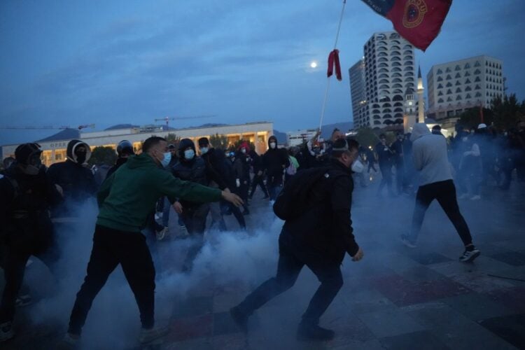 Aντικυβερνητικές διαδηλώσεις πραγματοποιήθηκαν, χθες, για 12η ημέρα στα Tίρανα, με επίκεντρο την κεντρική πλατεία της αλβανικής πρωτεύουσας (φωτ.: Αντώνης Ζουριδάκης/ EUROKINISSI)