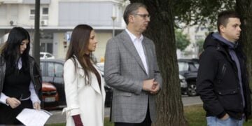 Ο υποψήφιος πρωθυπουργός του Σερβικού Προοδευτικού Κόμματος (SNS) Αλεξάνταρ Βούτσιτς (κέντρο) και η σύζυγός του Ταμάρα Βούτσιτς (κέντρο-αριστερά) περιμένουν στην ουρά σε εκλογικό τμήμα για να ψηφίσουν στις πρόωρες βουλευτικές εκλογές στο Βελιγράδι της Σερβίας (φωτ.: EPA/MARKO DJOKOVIC)