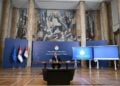 Φωτογραφία που παραχωρήθηκε από τη Σερβική Προεδρία απεικονίζει τον πρόεδρο της Σερβίας Αλεξάνταρ Βούτσιτς, να πραγματοποιεί δηλώσεις στα μέσα ενημέρωσης πριν υπογράψει την επίσημη επιστολή παραίτησής του στο Βελιγράδι, Σερβία, 27 Σεπτεμβρίου 2026 (φωτ.: EPA/ DIMITRIJE GOLL/ SERBIAN PRESIDENCY)