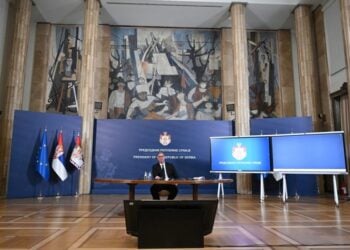 Φωτογραφία που παραχωρήθηκε από τη Σερβική Προεδρία απεικονίζει τον πρόεδρο της Σερβίας Αλεξάνταρ Βούτσιτς, να πραγματοποιεί δηλώσεις στα μέσα ενημέρωσης πριν υπογράψει την επίσημη επιστολή παραίτησής του στο Βελιγράδι, Σερβία, 27 Σεπτεμβρίου 2026 (φωτ.: EPA/ DIMITRIJE GOLL/ SERBIAN PRESIDENCY)
