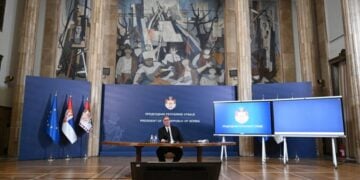 Φωτογραφία που παραχωρήθηκε από τη Σερβική Προεδρία απεικονίζει τον πρόεδρο της Σερβίας Αλεξάνταρ Βούτσιτς, να πραγματοποιεί δηλώσεις στα μέσα ενημέρωσης πριν υπογράψει την επίσημη επιστολή παραίτησής του στο Βελιγράδι, Σερβία, 27 Σεπτεμβρίου 2026 (φωτ.: EPA/ DIMITRIJE GOLL/ SERBIAN PRESIDENCY)