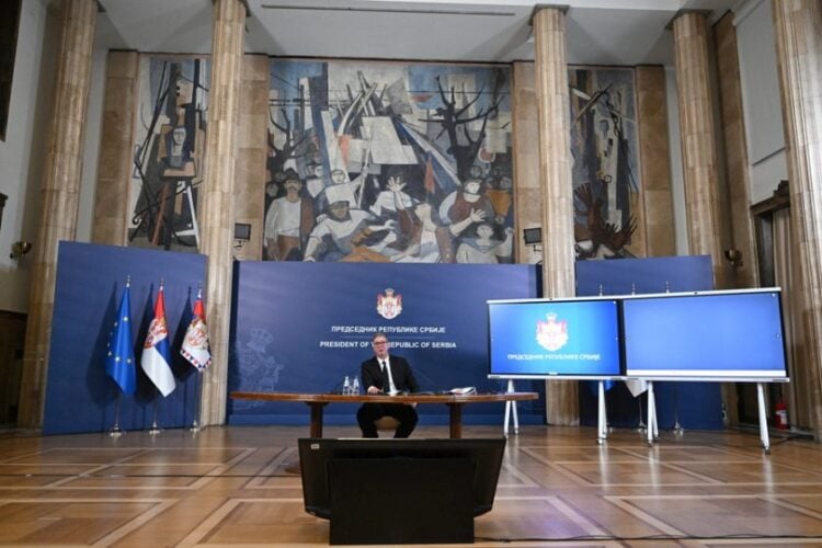 Φωτογραφία που παραχωρήθηκε από τη Σερβική Προεδρία απεικονίζει τον πρόεδρο της Σερβίας Αλεξάνταρ Βούτσιτς, να πραγματοποιεί δηλώσεις στα μέσα ενημέρωσης πριν υπογράψει την επίσημη επιστολή παραίτησής του στο Βελιγράδι, Σερβία, 27 Σεπτεμβρίου 2026 (φωτ.: EPA/ DIMITRIJE GOLL/ SERBIAN PRESIDENCY)