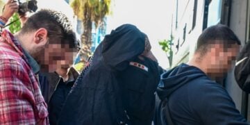 Μεταγωγή από τη ΓΑΔΑ στα δικαστήρια και στον εισαγγελέα των συλληφθέντων που κατηγορούνται για κακουργηματική απάτη σε βάρος του Δημοσίου (φωτ.: Τατιάνα Μπόλαρη /EUROKINISSI)
