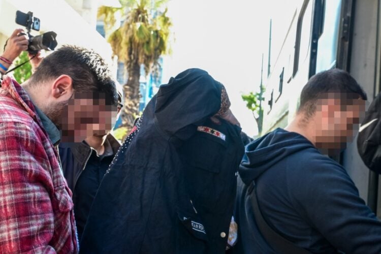 Μεταγωγή από τη ΓΑΔΑ στα δικαστήρια και στον εισαγγελέα των συλληφθέντων που κατηγορούνται για κακουργηματική απάτη σε βάρος του Δημοσίου (φωτ.: Τατιάνα Μπόλαρη /EUROKINISSI)
