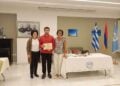 Ο φοιτητής Λεβόν Ναβασαρντιάν παραλαμβάνει το βραβείο του (φωτ.: facebook.com/ArmenianBlueCrossGreece)