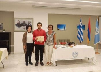 Ο φοιτητής Λεβόν Ναβασαρντιάν παραλαμβάνει το βραβείο του (φωτ.: facebook.com/ArmenianBlueCrossGreece)