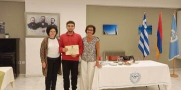 Ο φοιτητής Λεβόν Ναβασαρντιάν παραλαμβάνει το βραβείο του (φωτ.: facebook.com/ArmenianBlueCrossGreece)