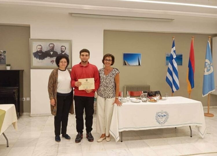 Ο φοιτητής Λεβόν Ναβασαρντιάν παραλαμβάνει το βραβείο του (φωτ.: facebook.com/ArmenianBlueCrossGreece)