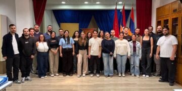Οικογενειακή φωτογραφία της Αρμενικής Νεολαίας Ελλάδος στην αρμενική λέσχη «Αράμ Μανουκιάν» (φωτ.: facebook.com/arammanougian?locale=el_GR)