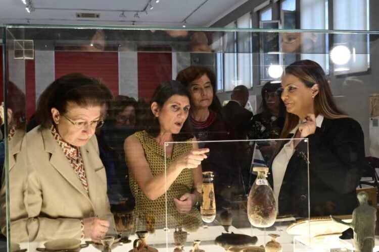 Στιγμιότυπο από την τελετή παράδοσης αρχαίων ελληνικών αντικειμένων που επιστρέφονται στο ελληνικό κράτος από το κράτος του Ισραήλ (φωτ.: Μιχάλης Παπανικολάου/ EUROKINISSI)