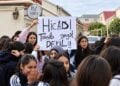 Διαμαρτυρία έξω από το Σχολείο Αρ. 69 στον οικισμό Μπαλαχανί του Μπακού. «Το χιτζάμπ δεν εμποδίζει κανέναν από το να λάβει εκπαίδευση» γράφει το πλακάτ (φωτ.: jam-news.net)