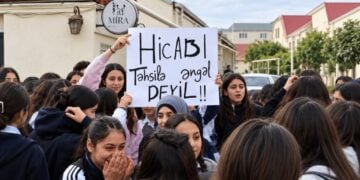 Διαμαρτυρία έξω από το Σχολείο Αρ. 69 στον οικισμό Μπαλαχανί του Μπακού. «Το χιτζάμπ δεν εμποδίζει κανέναν από το να λάβει εκπαίδευση» γράφει το πλακάτ (φωτ.: jam-news.net)