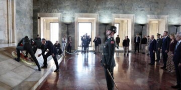 Ο πρωθυπουργός του Καναδά Μαρκ Κάρνεϊ κατά την κατάθεση στεφάνου στο μαυσωλείο του Μουσταφά Κεμάλ, στην Άγκυρα. Πέμπτη 22 Οκτωβρίου 2026 (φωτ.: Χ / @aBayraktar1)