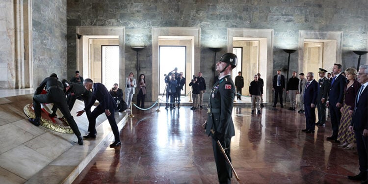 Ο πρωθυπουργός του Καναδά Μαρκ Κάρνεϊ κατά την κατάθεση στεφάνου στο μαυσωλείο του Μουσταφά Κεμάλ, στην Άγκυρα. Πέμπτη 22 Οκτωβρίου 2026 (φωτ.: Χ / @aBayraktar1)