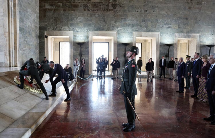 Ο πρωθυπουργός του Καναδά Μαρκ Κάρνεϊ κατά την κατάθεση στεφάνου στο μαυσωλείο του Μουσταφά Κεμάλ, στην Άγκυρα. Πέμπτη 22 Οκτωβρίου 2026 (φωτ.: Χ / @aBayraktar1)