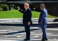 Ο Αμερικανός πρόεδρος Ντόναλντ Τραμπ (αριστερά) χαιρετά με υψωμένη τη γροθιά το πλήθος πίσω από το σχοινί ασφαλείας, κατά την αναχώρησή του από τον Λευκό Οίκο στην Ουάσινγκτον (φωτ.:  EPA/ANNABELLE GORDON / POOL)