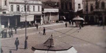 Κατά την Τρίτη Βουλγαρική Κατοχή η χρήση της βουλγαρικής γλώσσας ήταν υποχρεωτική, και συχνότατη η μετονομασία επιχειρήσεων, τοπόσημων κλπ. Εδώ το ξενοδοχείο «Νέα Ελλάς» μετονομάστηκε σε «Ξενοδοχείο Βουλγαρία».
(πηγή: www.pylidramas.gr/Αρχείο Αθανασίου Κάζη)