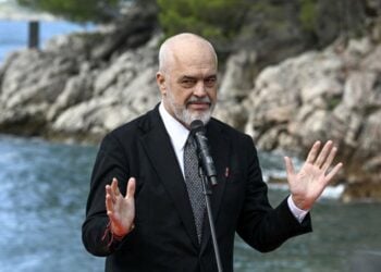 Ο πρωθυπουργός της Αλβανίας Έντι Ράμα, την Πέμπτη 22 Οκτωβρίου 2026, στη Σύνοδο Κορυφής των Ηγετών της Διαδικασίας του Βερολίνου κοντά στο Μπούντβα του Μαυροβουνίου (φωτ.: EPA/BORIS PEJOVIC)