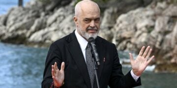 Ο πρωθυπουργός της Αλβανίας Έντι Ράμα, την Πέμπτη 22 Οκτωβρίου 2026, στη Σύνοδο Κορυφής των Ηγετών της Διαδικασίας του Βερολίνου κοντά στο Μπούντβα του Μαυροβουνίου (φωτ.: EPA/BORIS PEJOVIC)